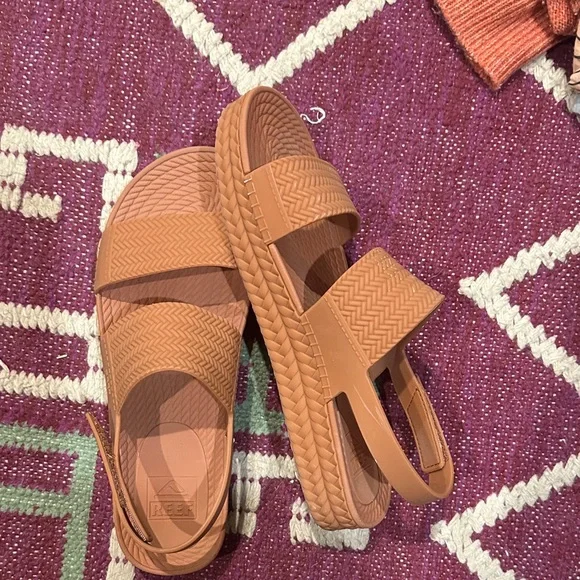 Reef Coral Sandals - Picture 2 of 4